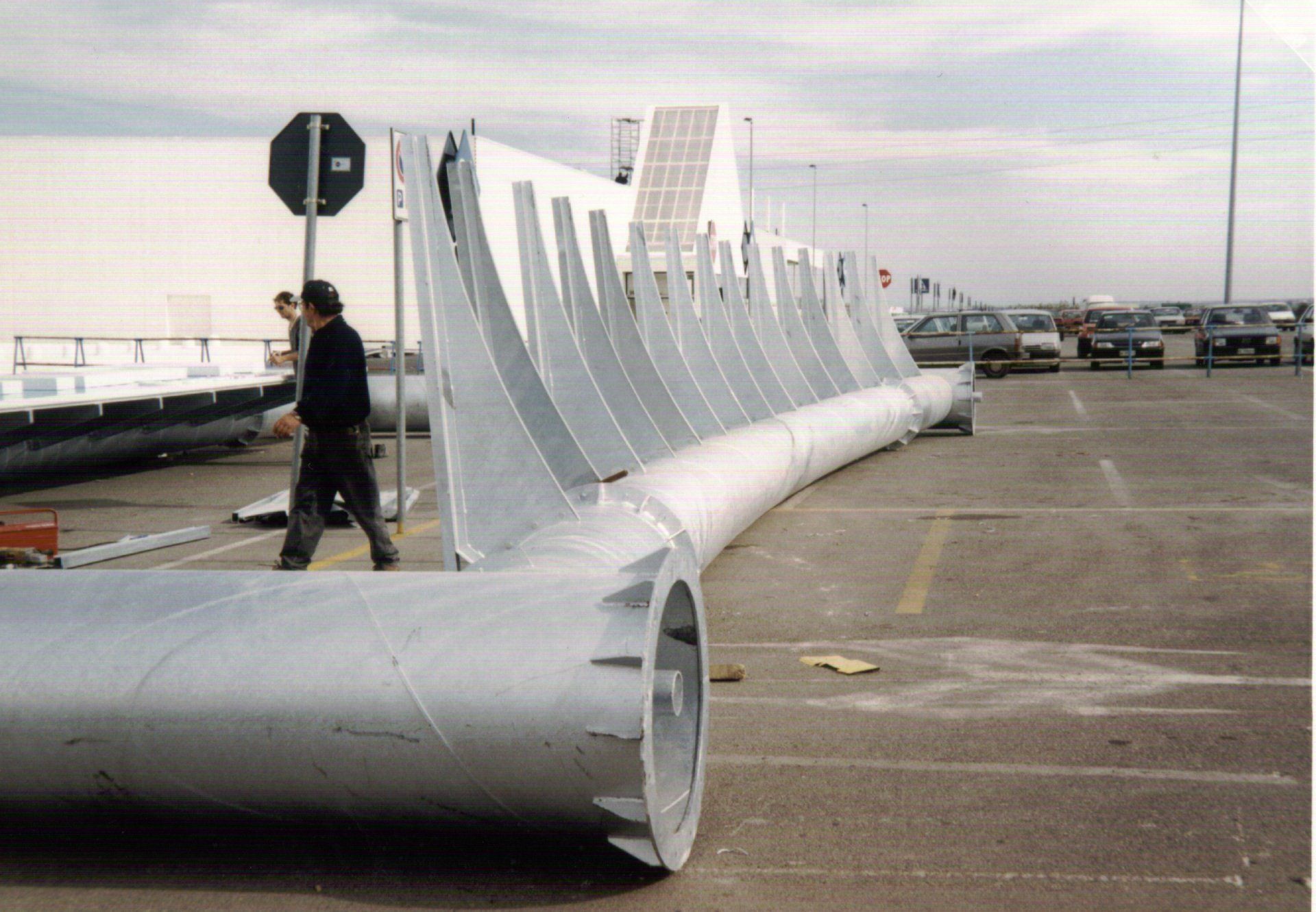 grande insegna vista di lato