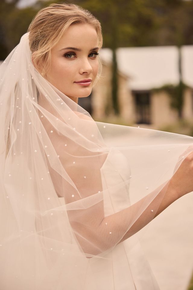 Bridal Veils & Accessories | Fifi's Bridal Chicago Bridal Veils & Accessories | Fifi's Bridal Chicago