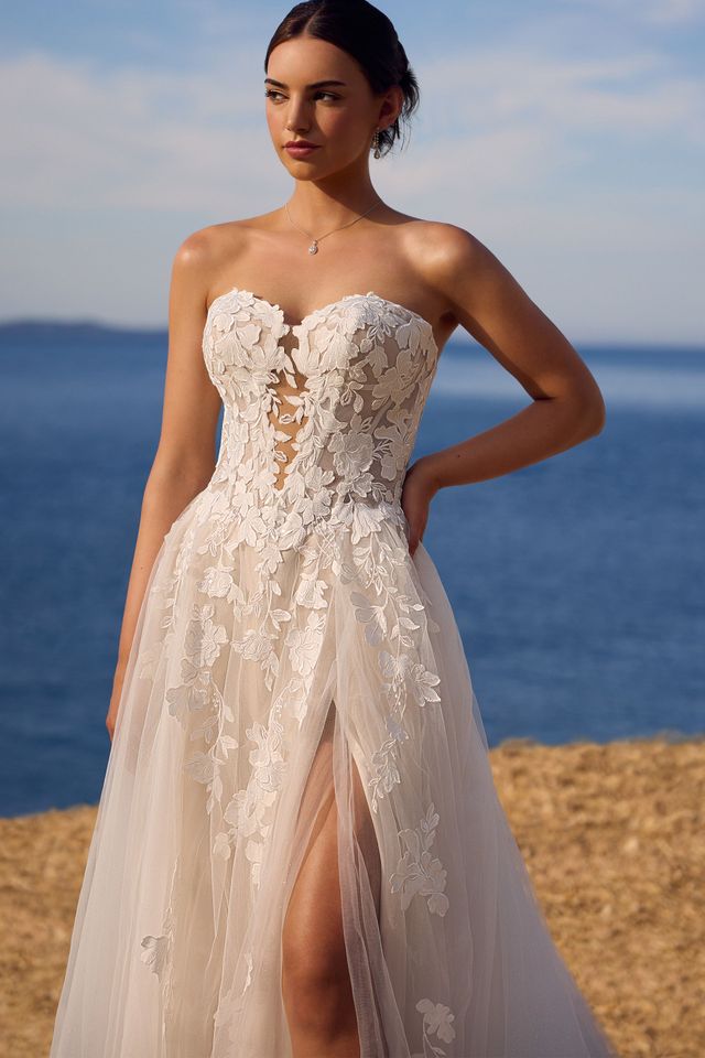 Lace Wedding Dress with Gloves | Style Y3190