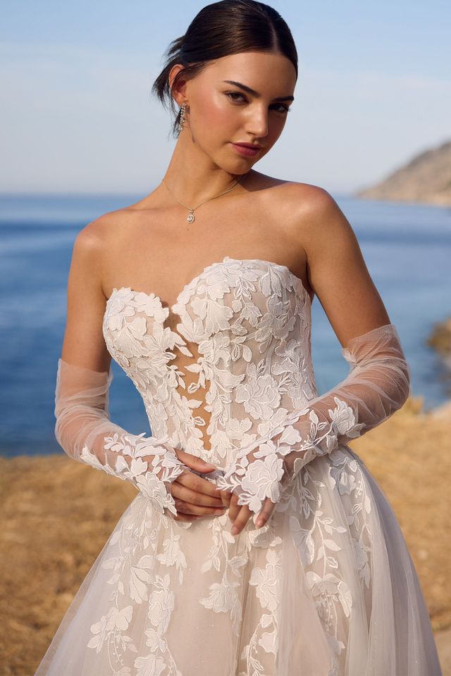 Lace Wedding Dress with Gloves | Style Y3190