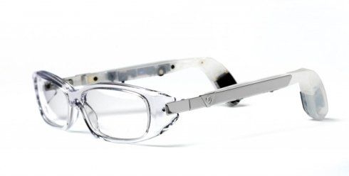 occhiali con impianti uditivi