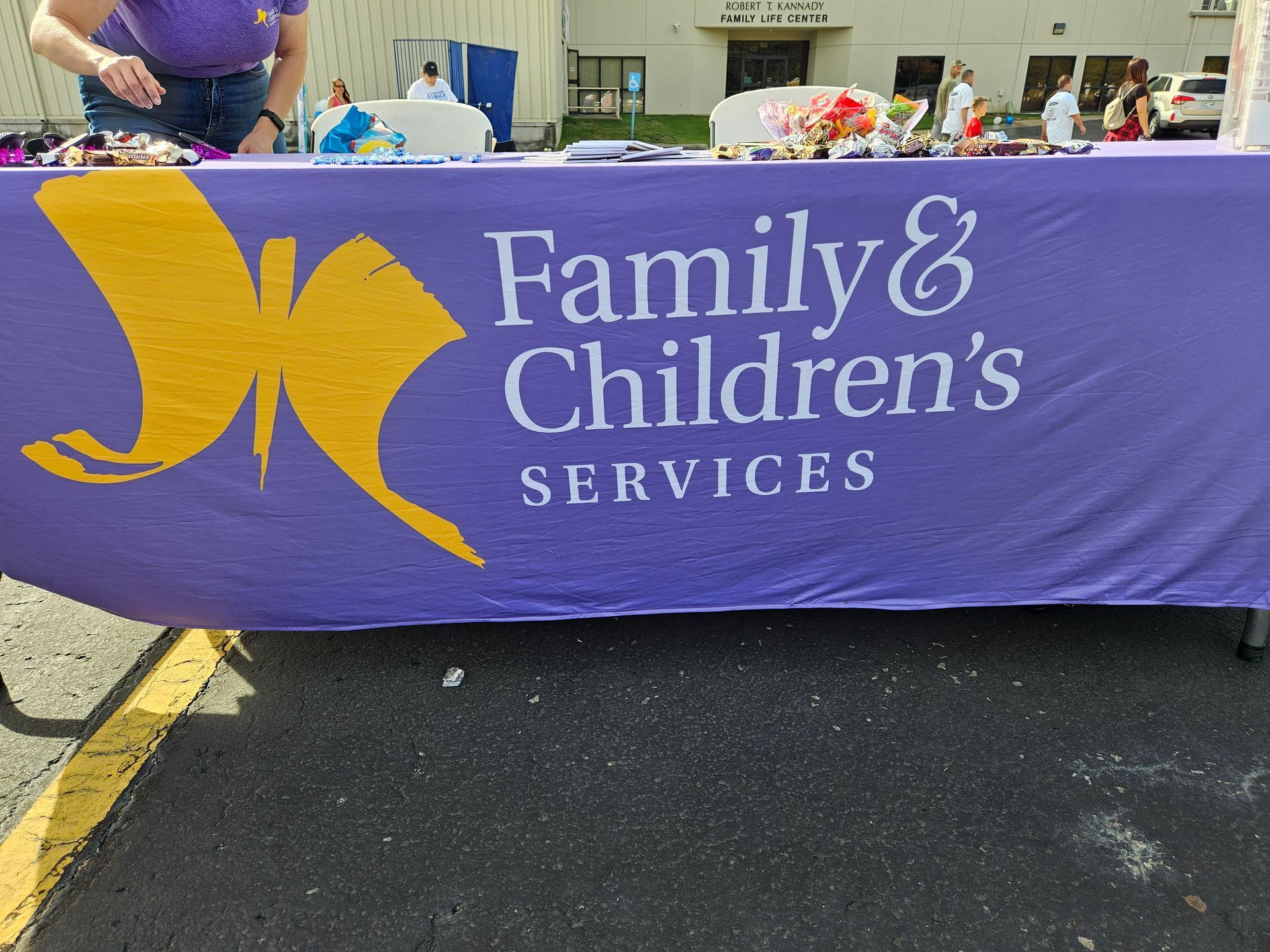 A purple sign that says family & children 's services