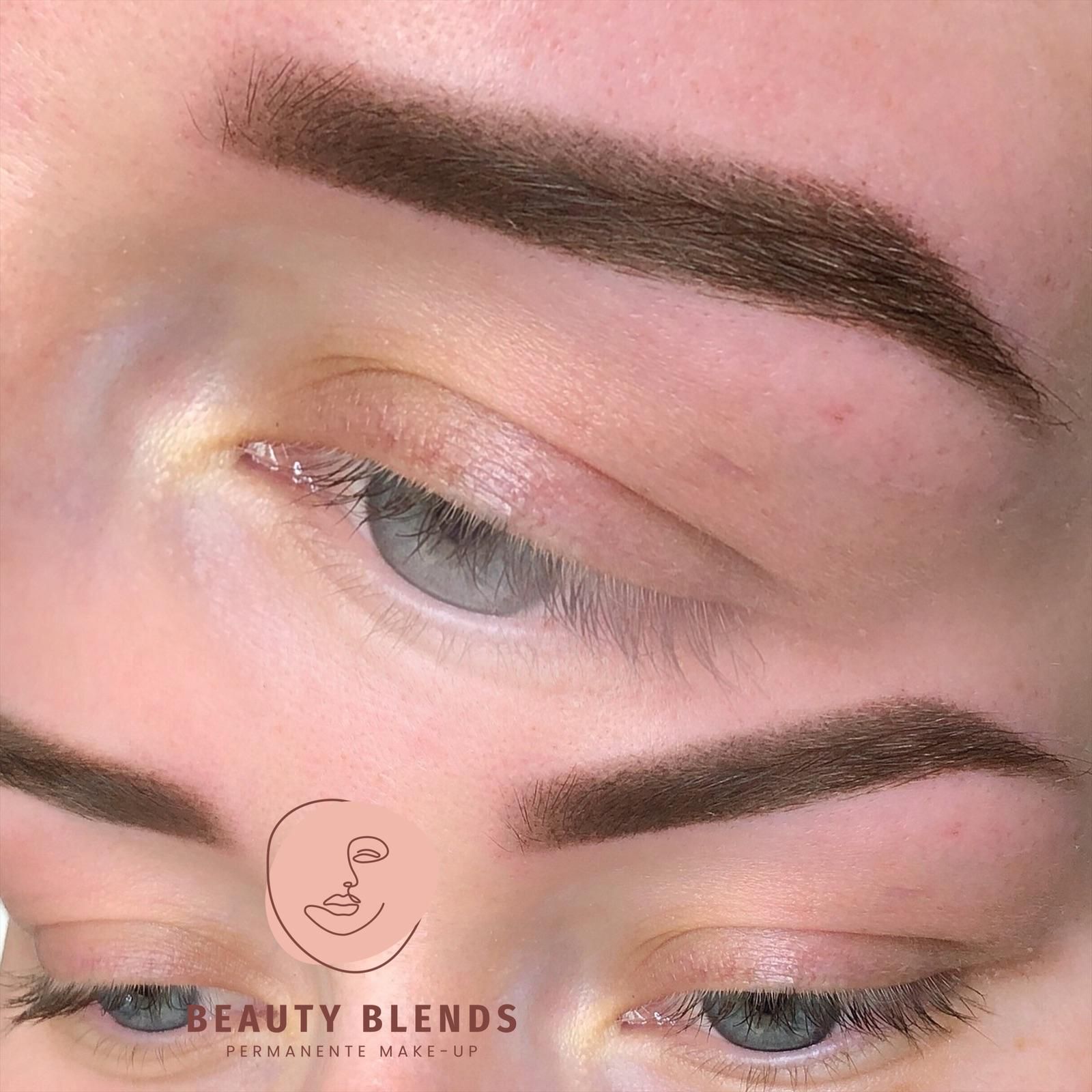 Close-up van de ogen en nieuwe permanente wenkbrauwen. 