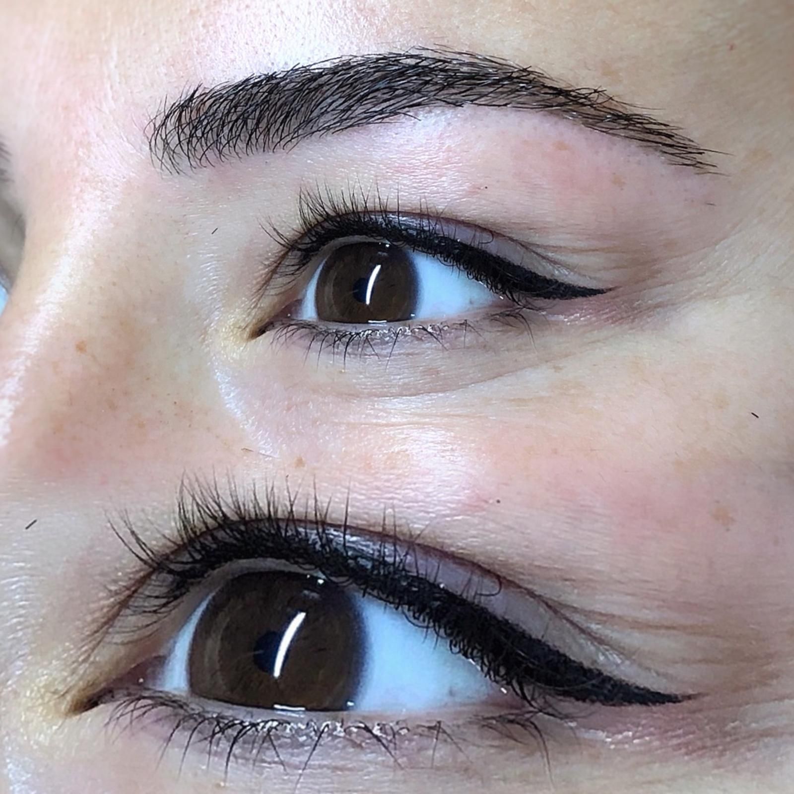 Close-up van een oog met eyeliner en wenkbrauwmake-up.
