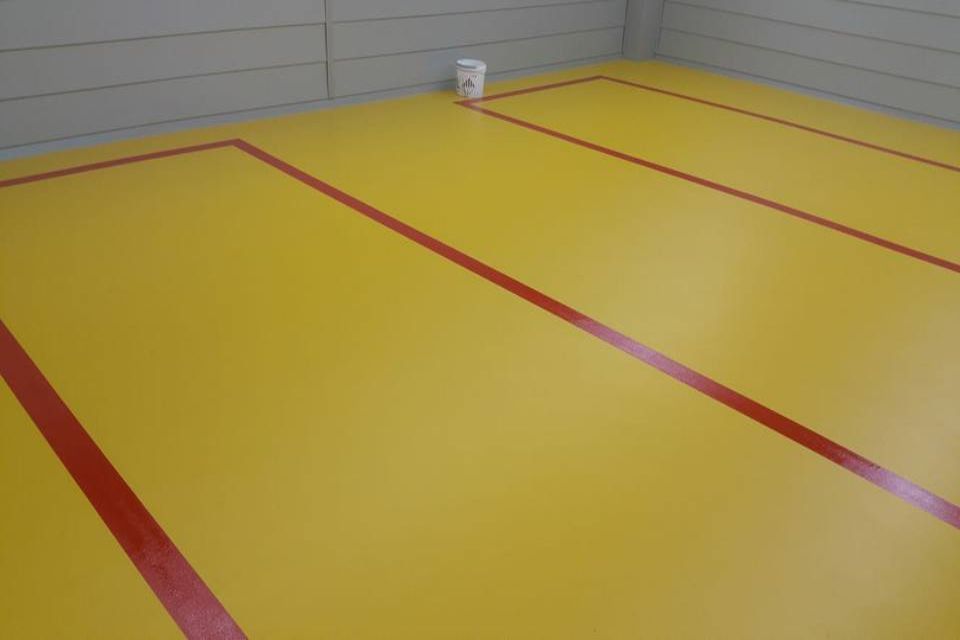 Pavimento giallo e rosso