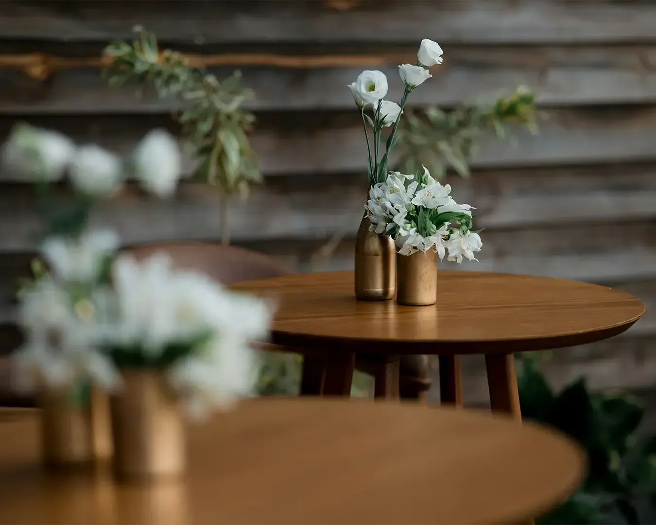 A delicate flower arrangement placed on a restaurant table, adding a touch of elegance and warmth to the dining atmosphere. The detail enhances the overall ambience, making the space feel more inviting and thoughtfully curated.