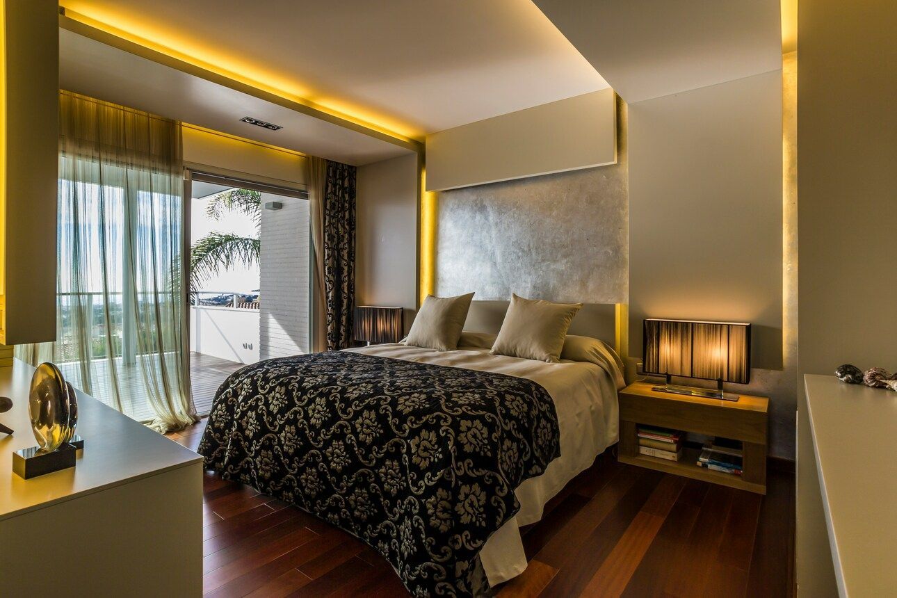 Travelling Assistant : Modern hotel room with soft lighting and minimalist interior design.