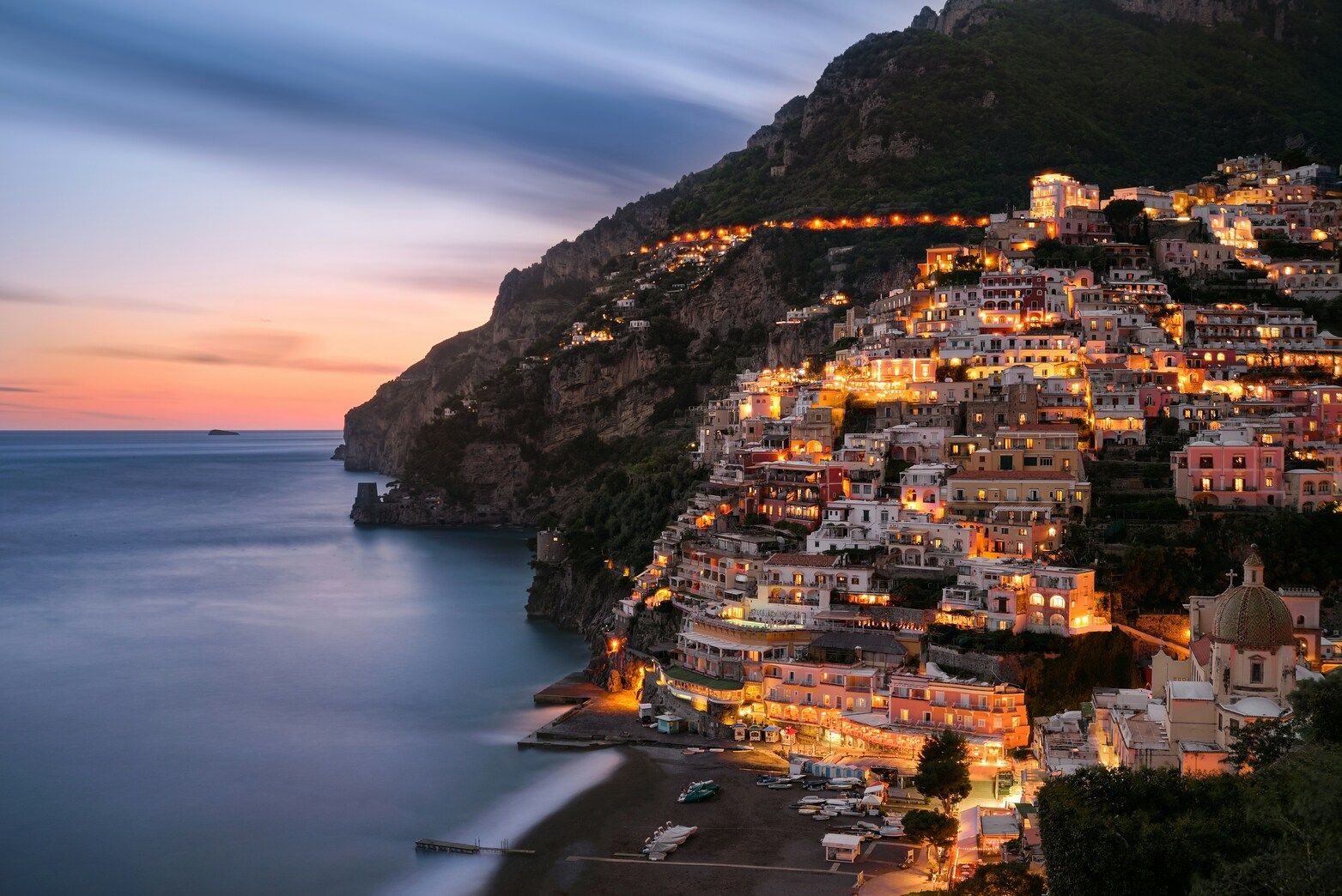 Travelling Assistant : Breathtaking view of the Amalfi Coast with colourful cliffside villages.