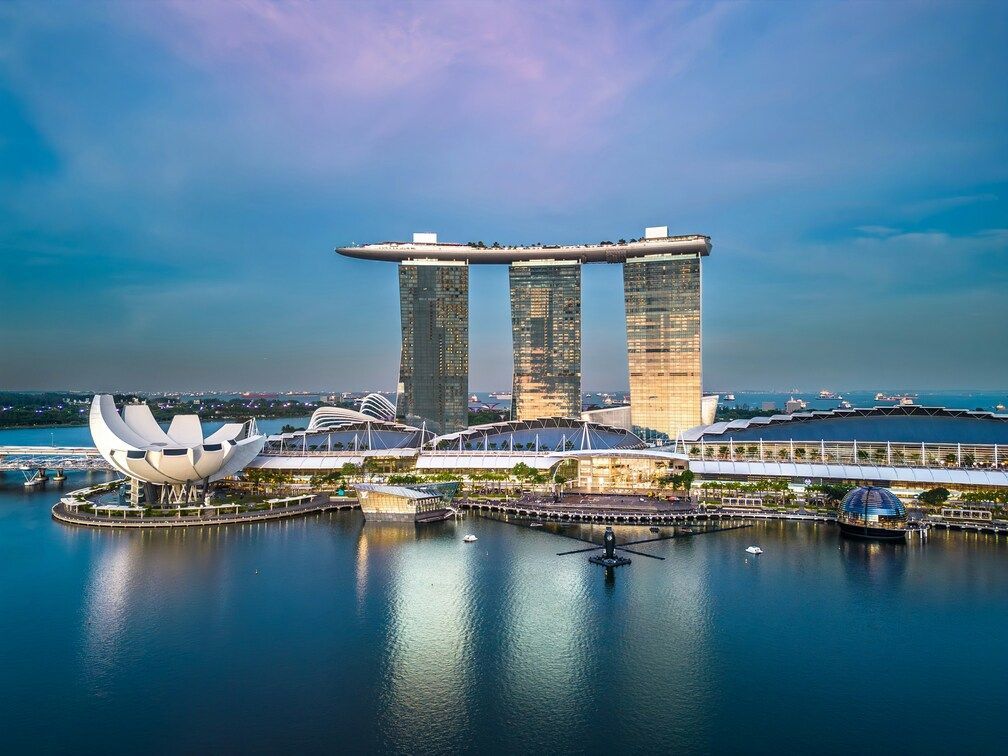 Travelling Assistant : Skyline view of Singapore’s Marina Bay Sands and cityscape.