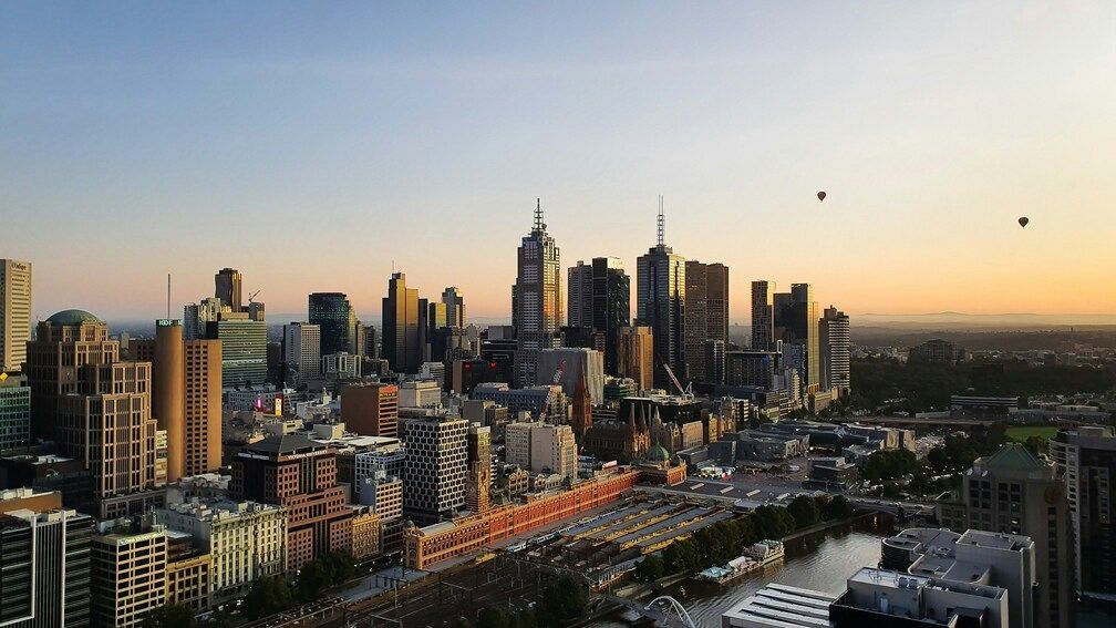 Travelling Assistant : Scenic view of Melbourne’s Federation Square and modern architecture.