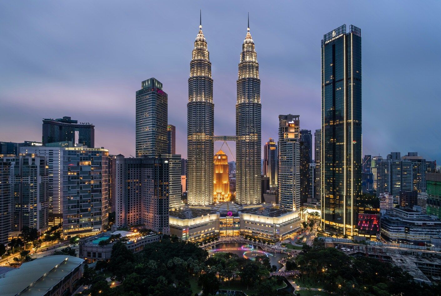 Travelling Assistant : Kuala Lumpur skyline featuring the iconic Petronas Twin Towers.