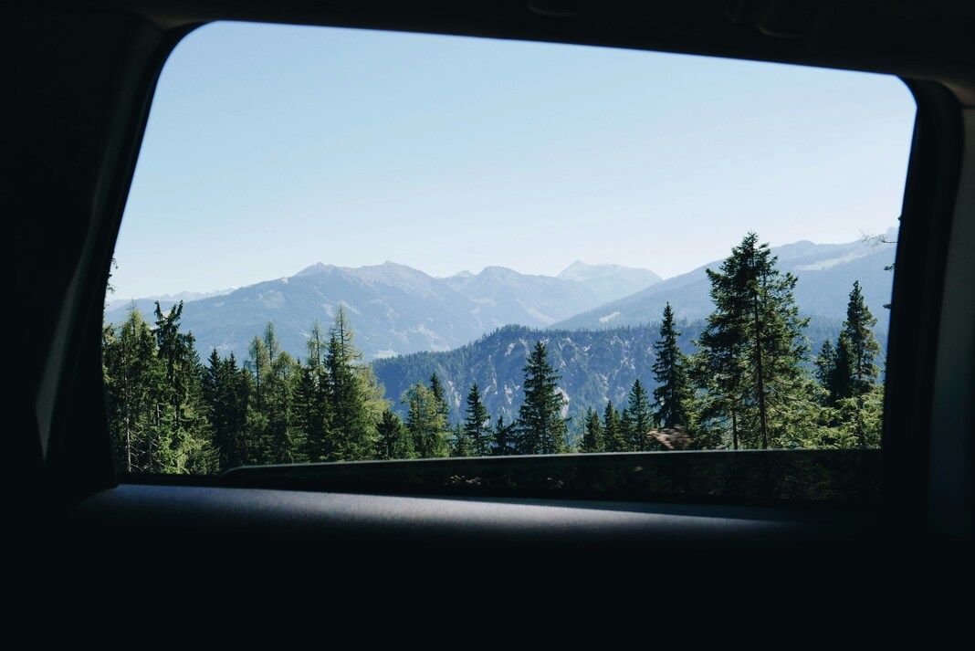 Travelling Assistant : Travelling moments captured through the glass of a car.