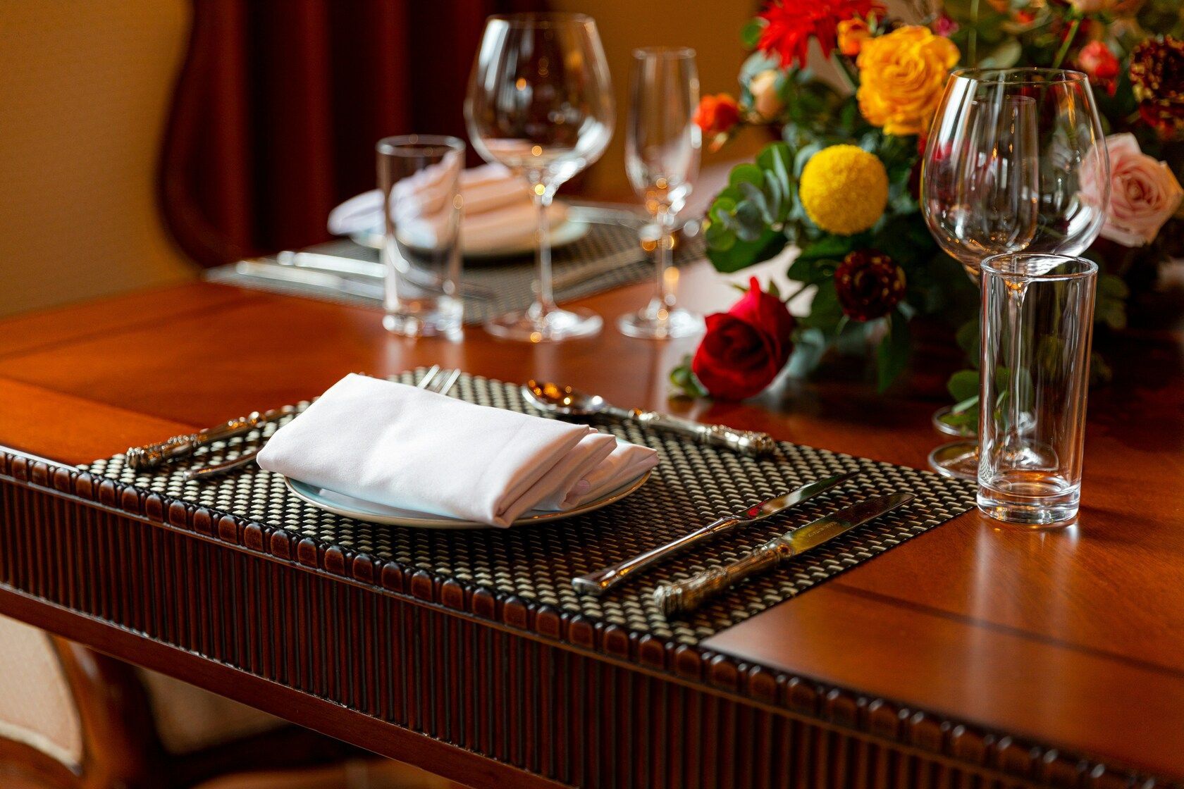 Private Dining Experiences : A setting refined dinner table in a private hotel suite.