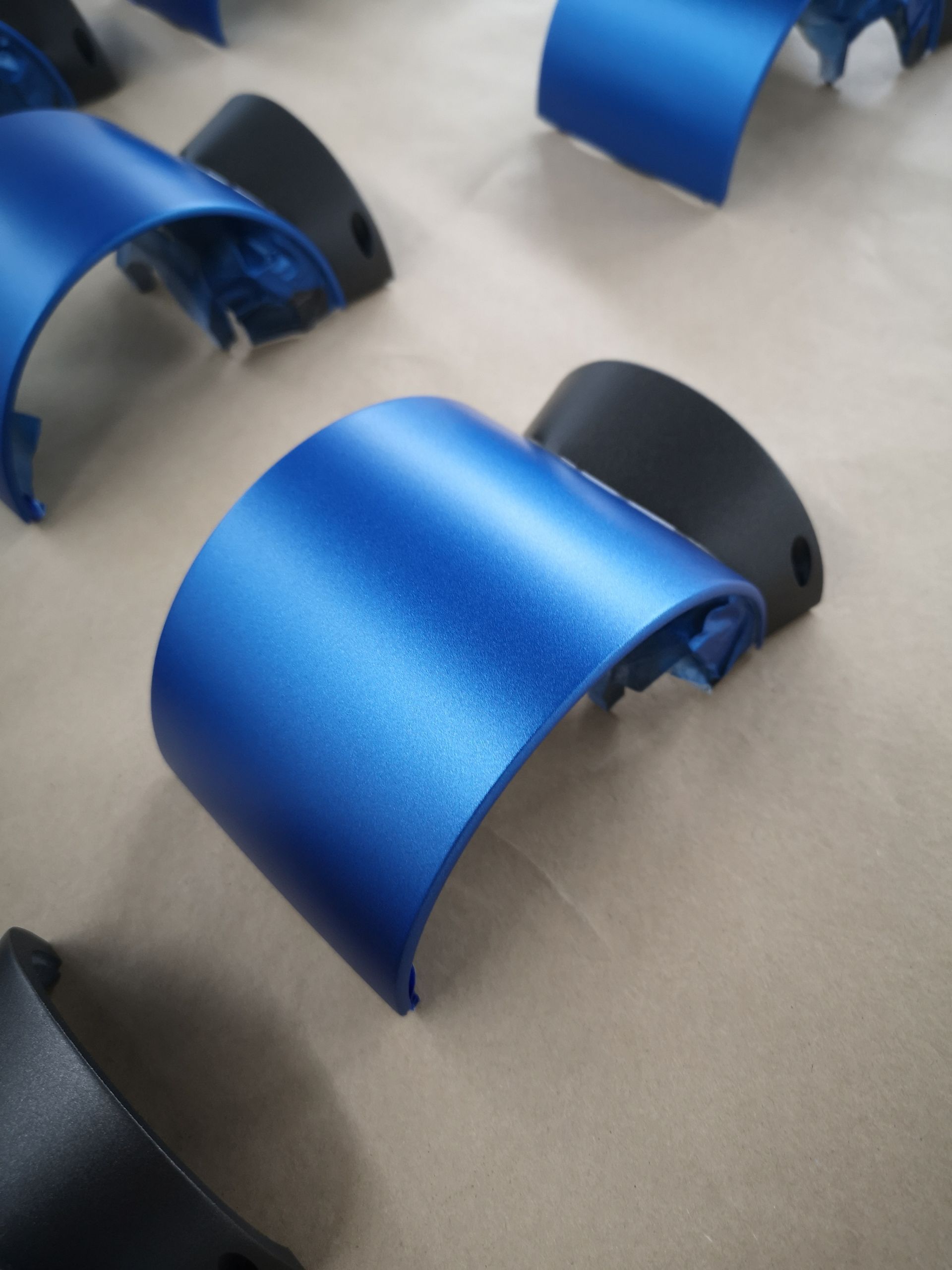 Industrielackierte Metallteile in Blau