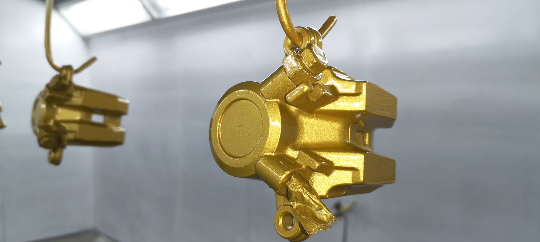 Industrielackiertes Metallbauteil in Gold – MKT Lackierung Maisach bei München