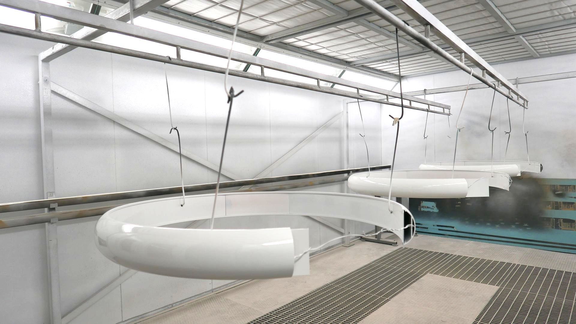 Industrielackierte Bauteile in Produktionsanlage