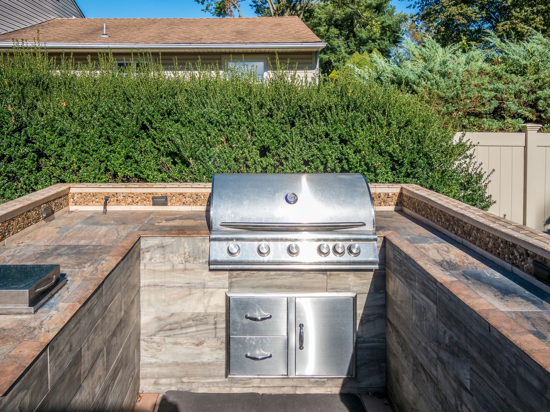A stainless steel grill is sitting on top of a wooden counter.