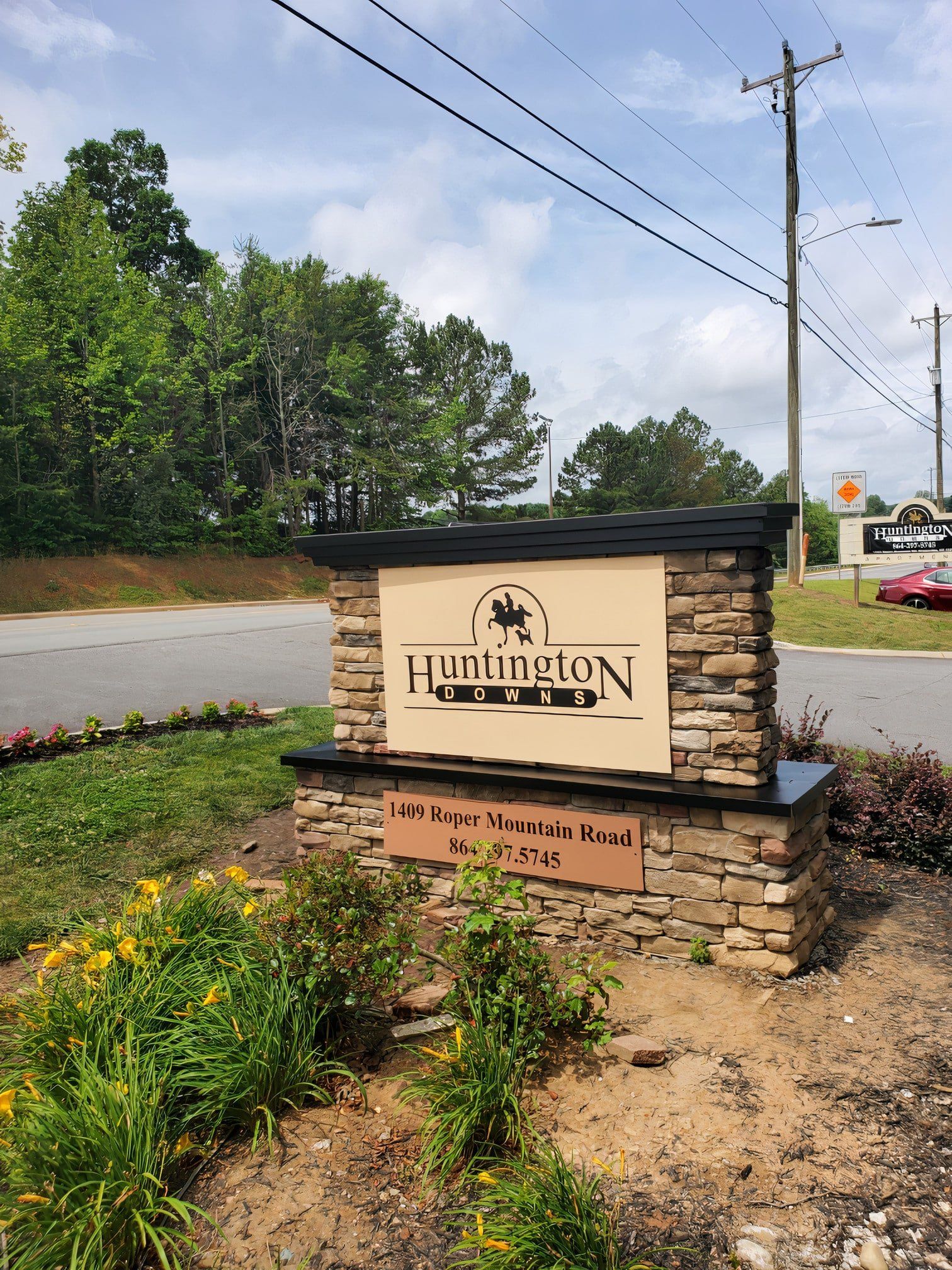 Monument sign for Huntington downs a housing development in greenville sc