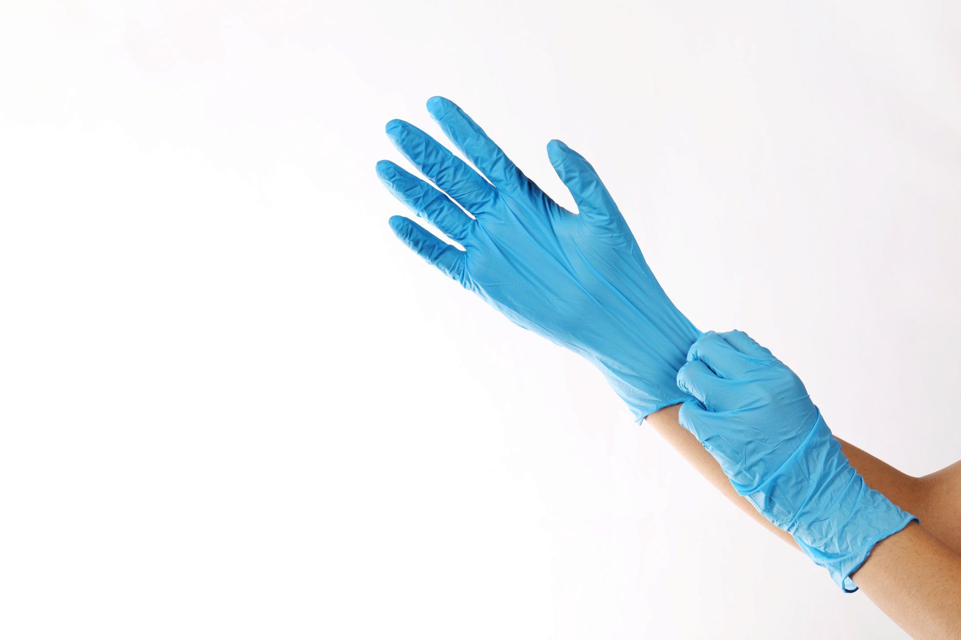 Wear gloves. Перчатки медицинские. Медицинские перчатки на белом фоне. Кожаные перчатки для уборки. Надевает латексные перчатки.