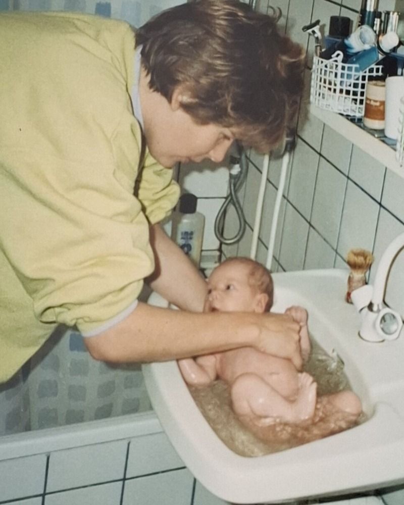 Baby een bad geven. Binding tussen moeder en zoon