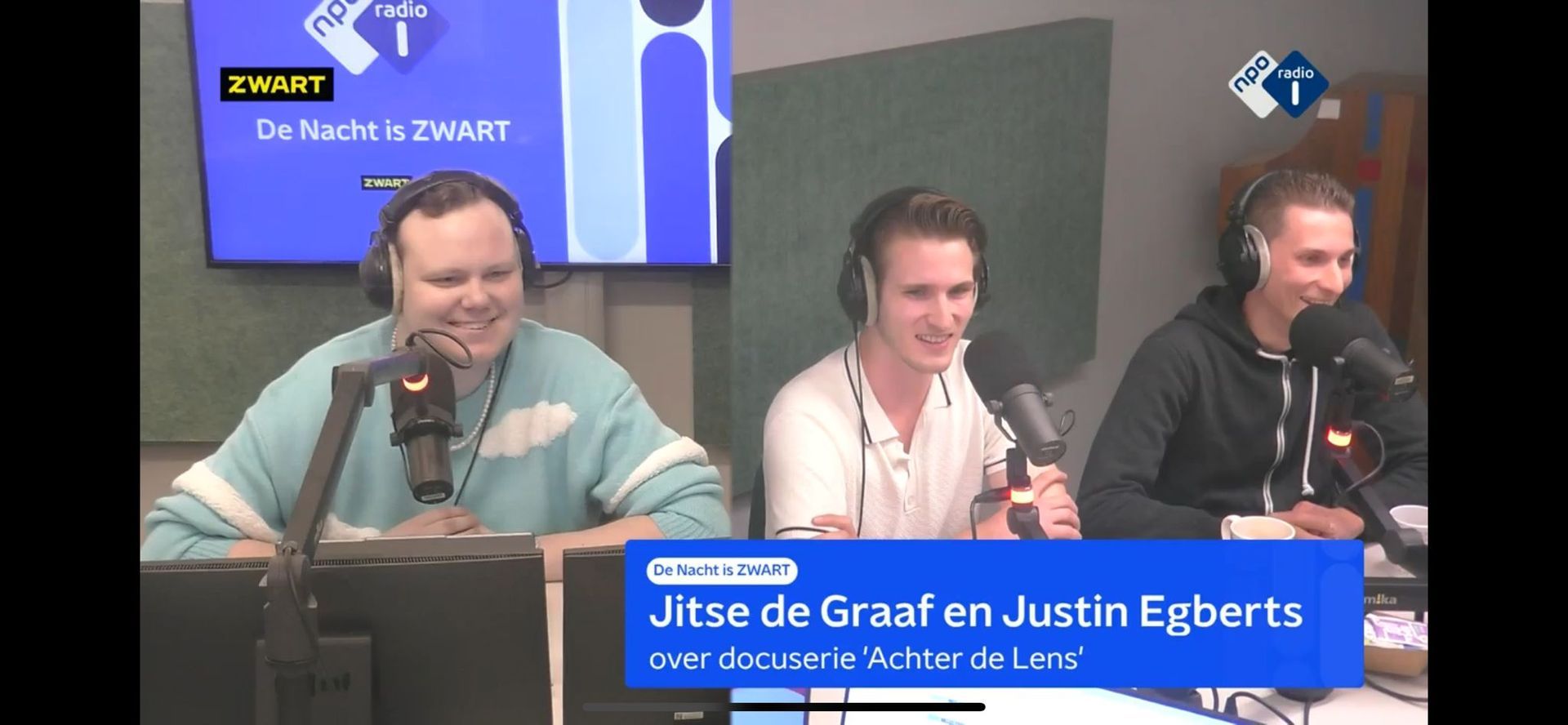 Presentator Ruben van Haften, regisseur Jitse de Graaf ennieuwsfotograaf Justin Egberts bij Radio 1