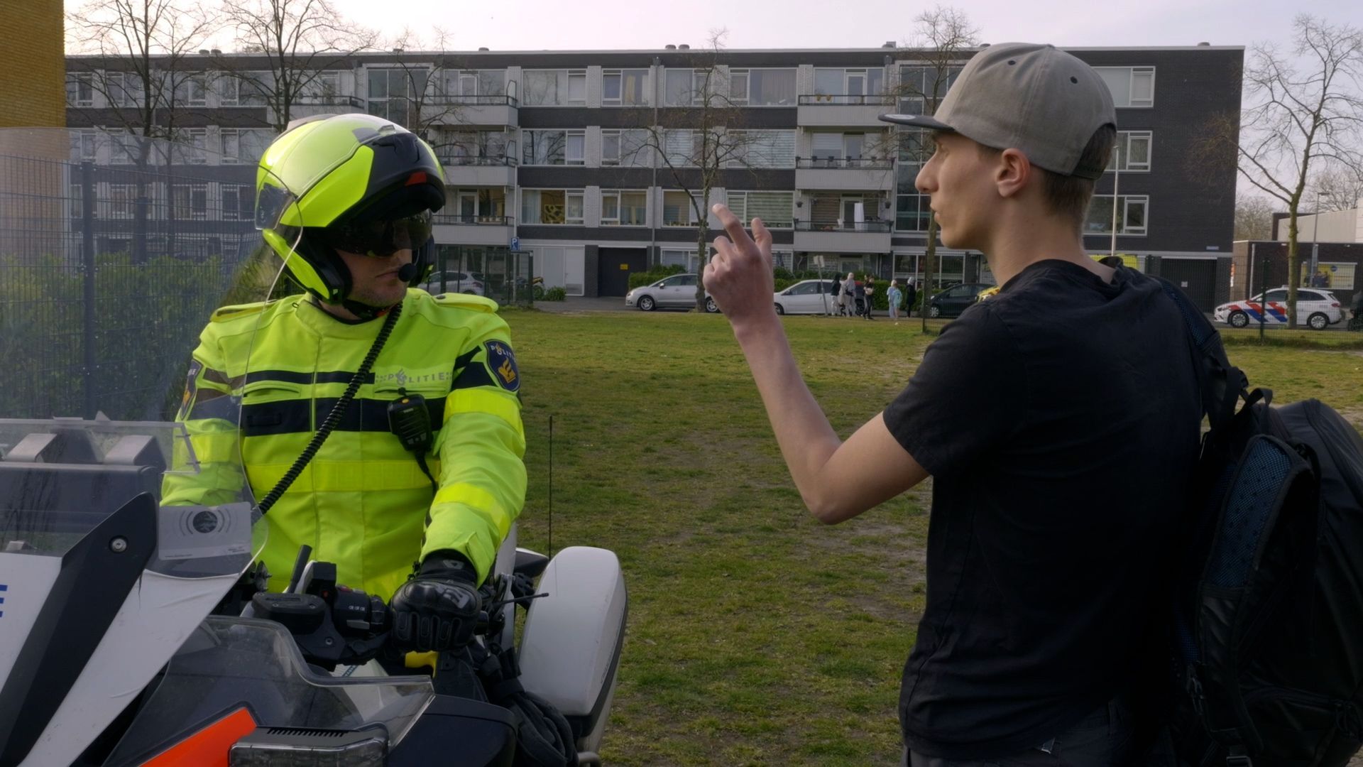 112-fotograaf Justin Egbert met een politieagent na incident