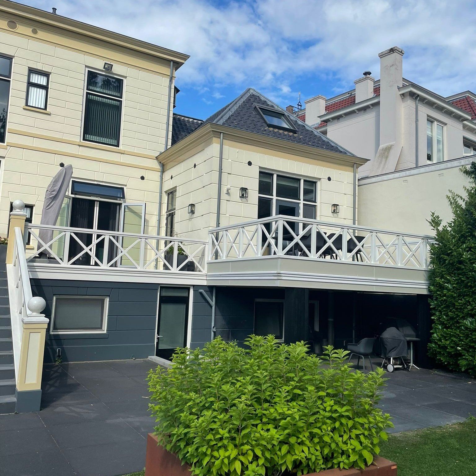 CNC Drenthe Hardhouten Hekwerk wit balkon uitbouw
