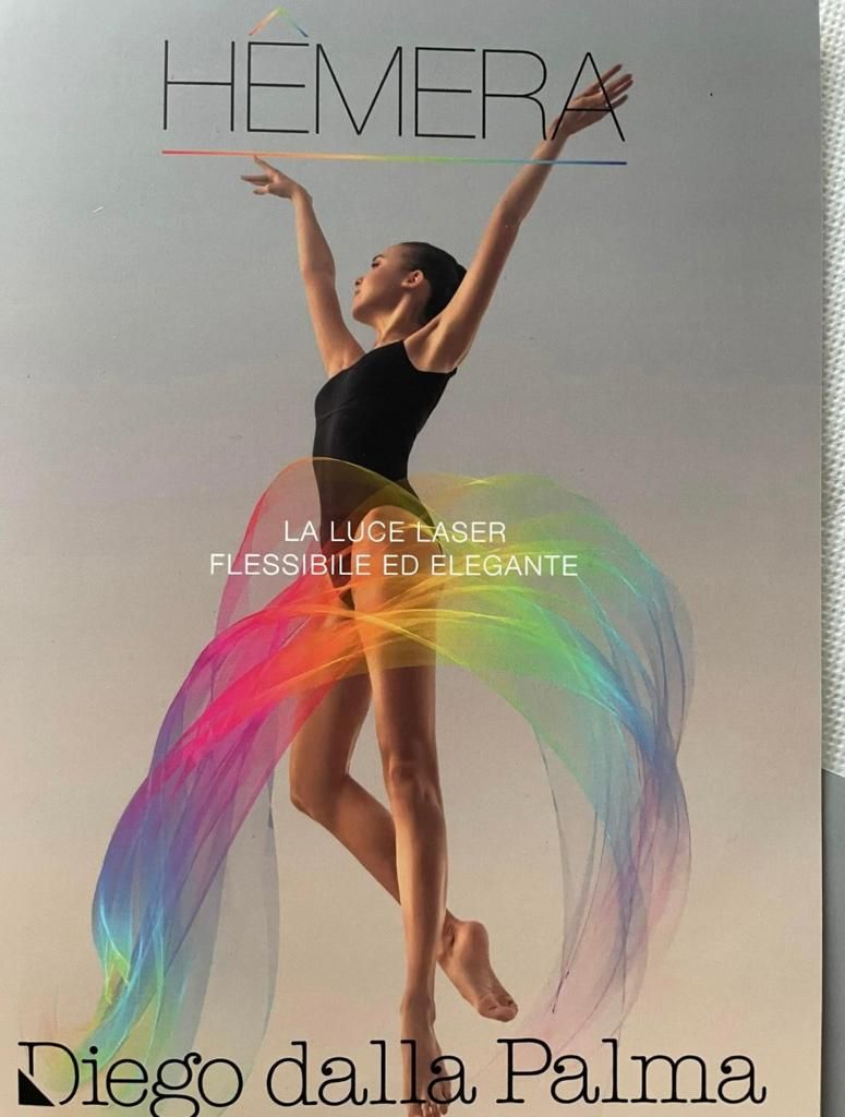 mani che applicano maschera da viso