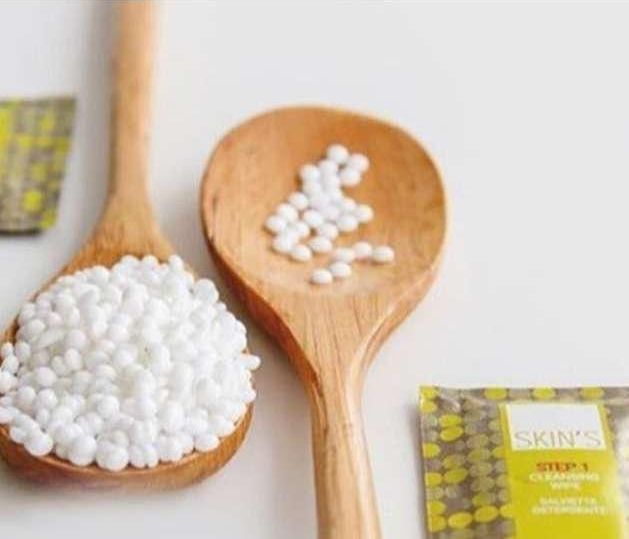 mani che applicano maschera da viso