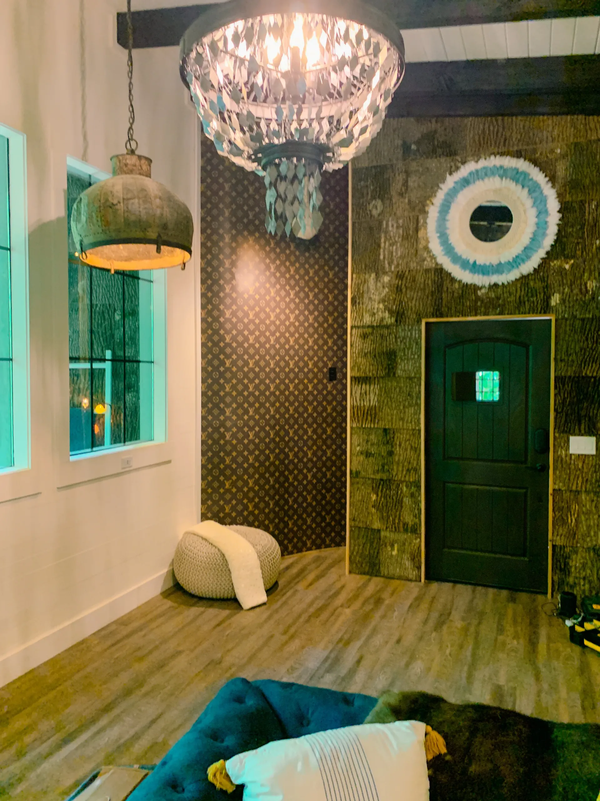 A living room with a chandelier hanging from the ceiling