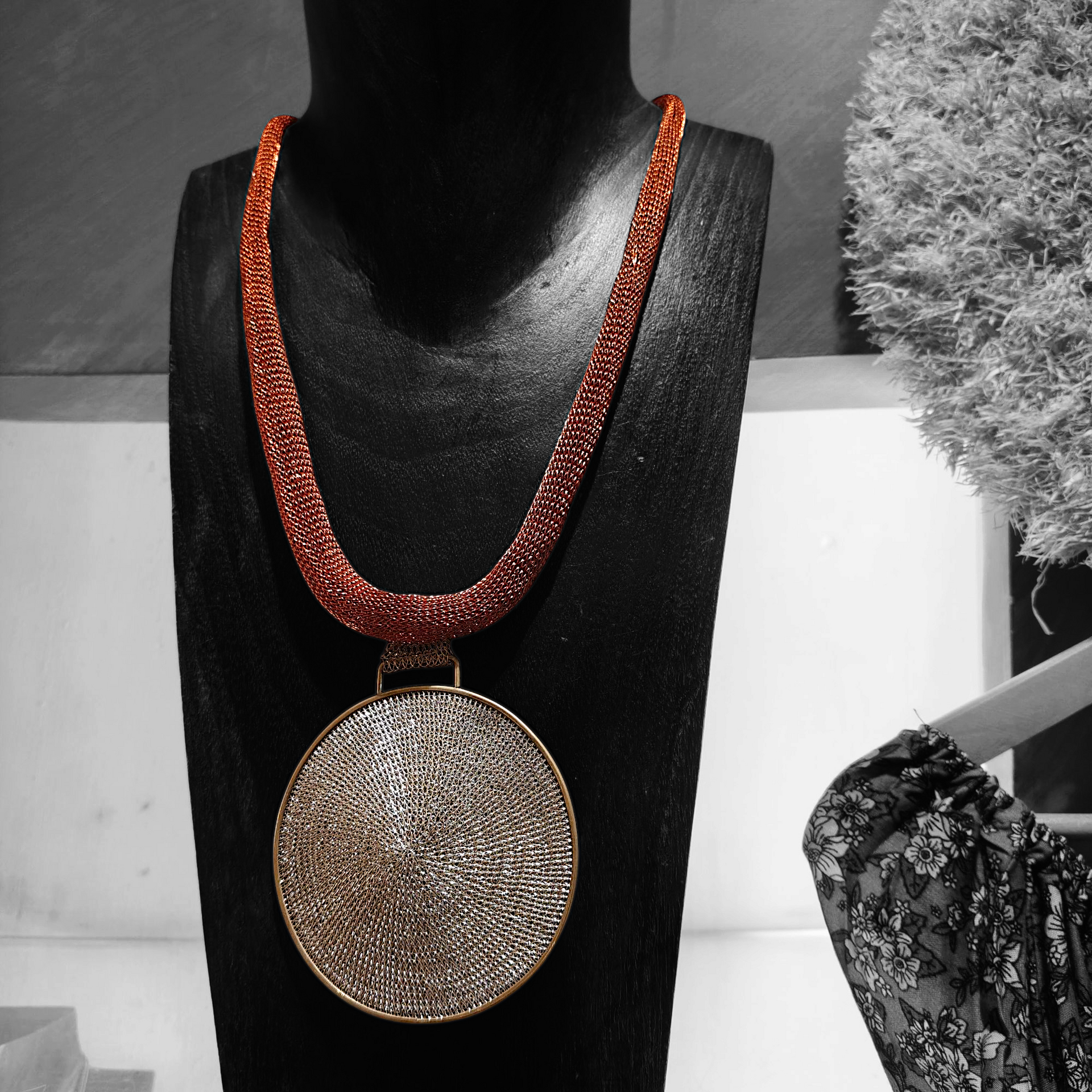 collana in ramenintreiata a mano, gancio in ottone