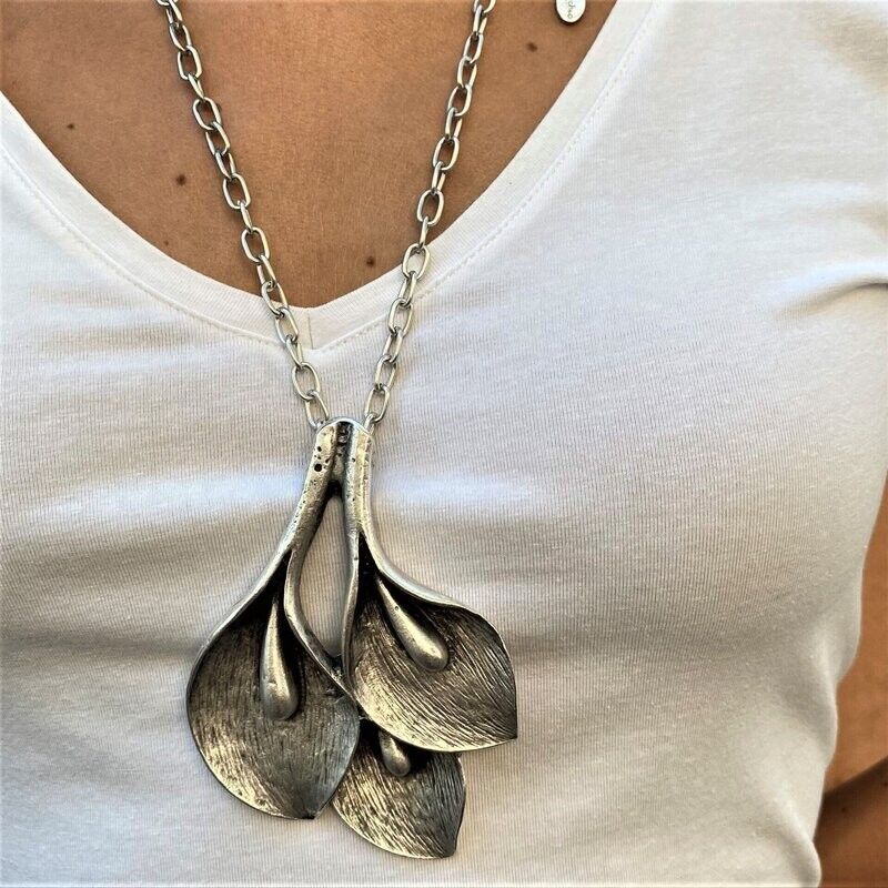 Collana con fiore calla, in zama