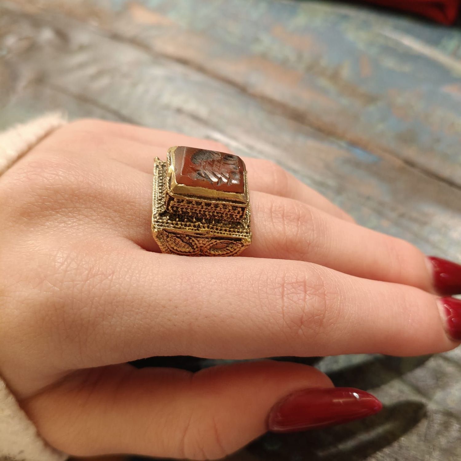 anello con pietra vintage
