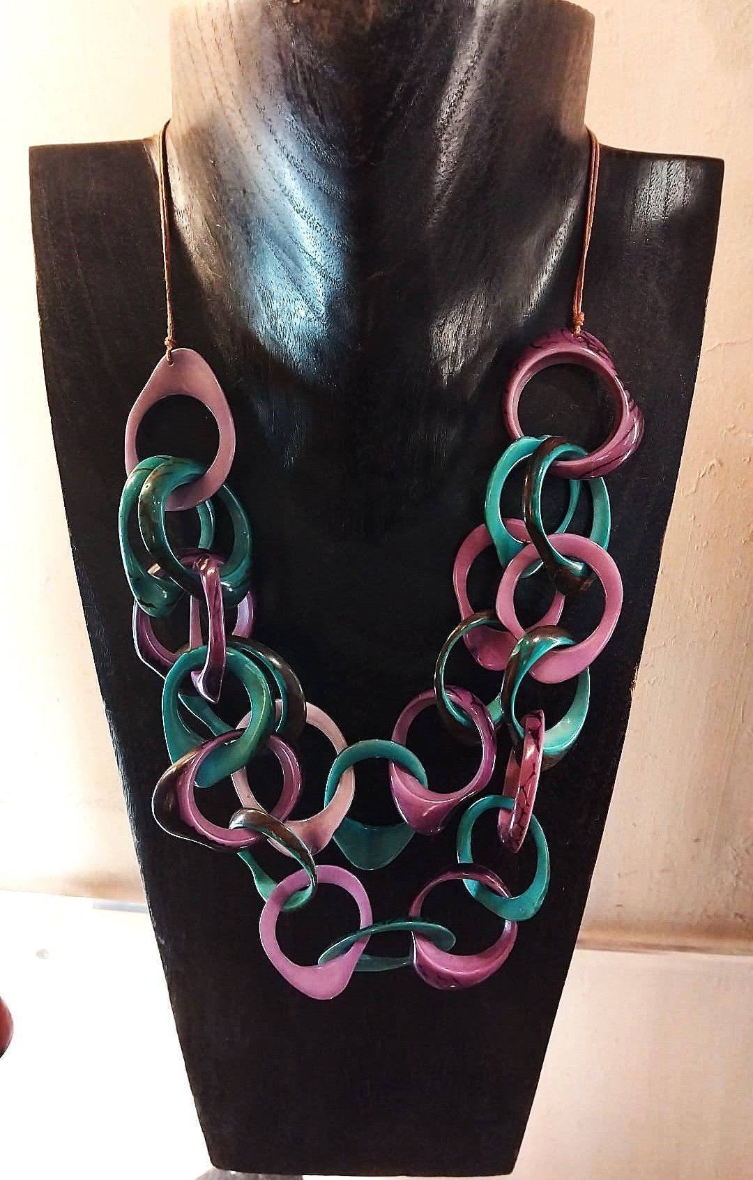 collana ad anelli 2 giri in tagua, avorio vegetale, sfumature di azzurro, leggera e brillante