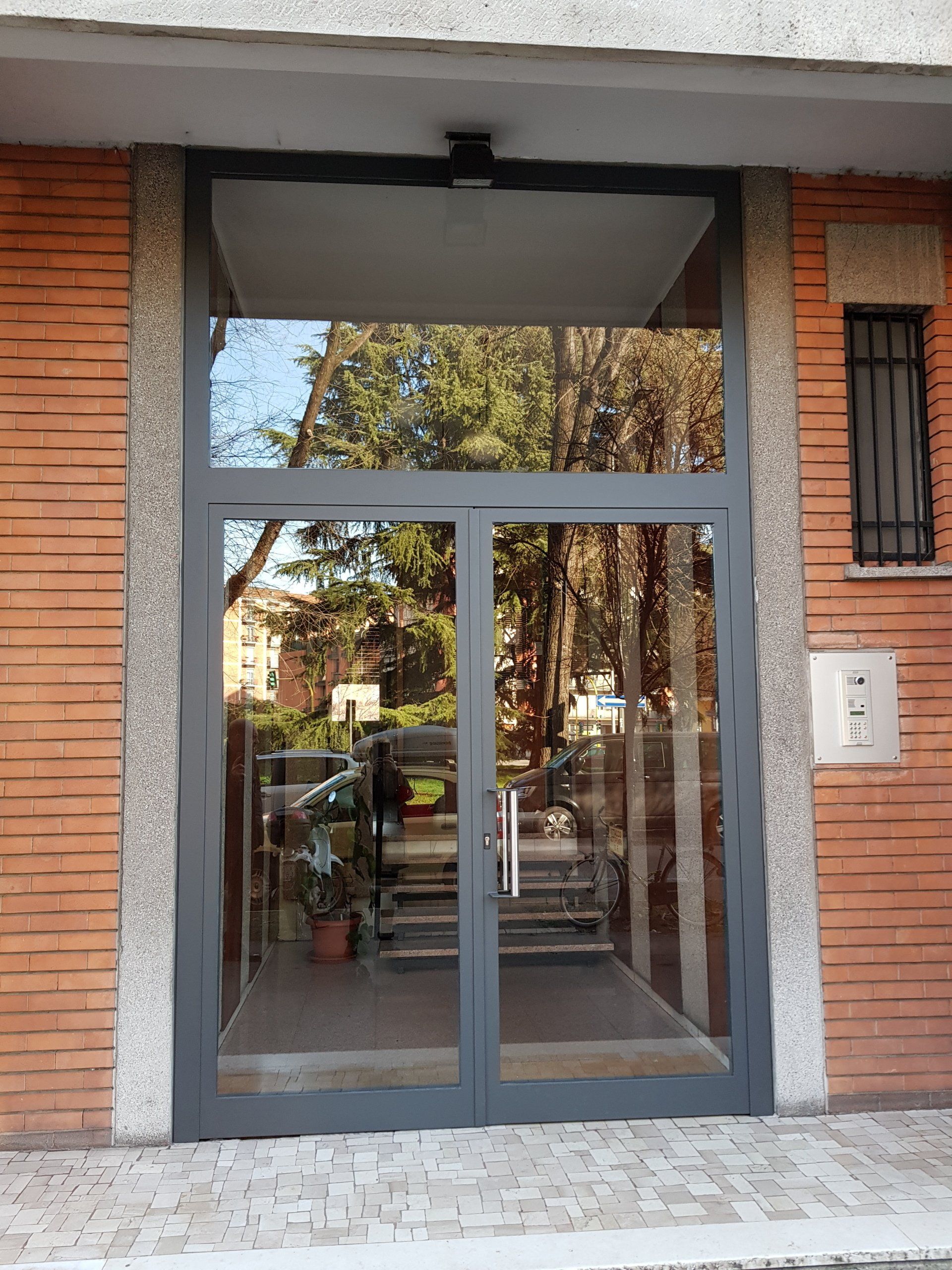 portoni di sicurezza condominiali a Milano neri