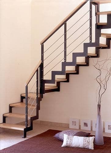 Scala in metallo scuro