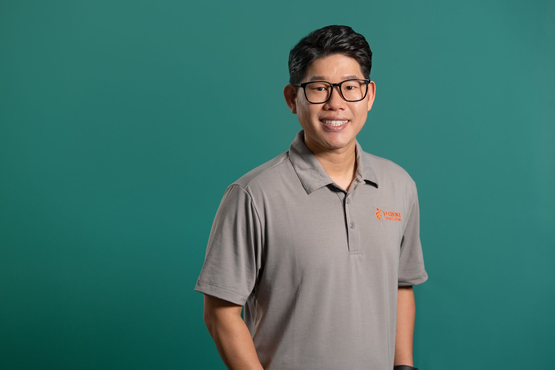 A man wearing glasses and a shirt that says ari