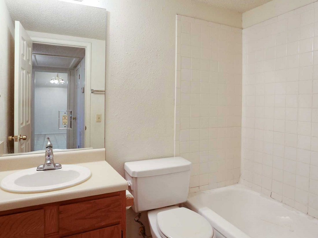 apartment bath and tub