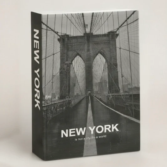 Un libro decorativo con una fotografía en blanco y negro del Puente de Brooklyn y el texto 
