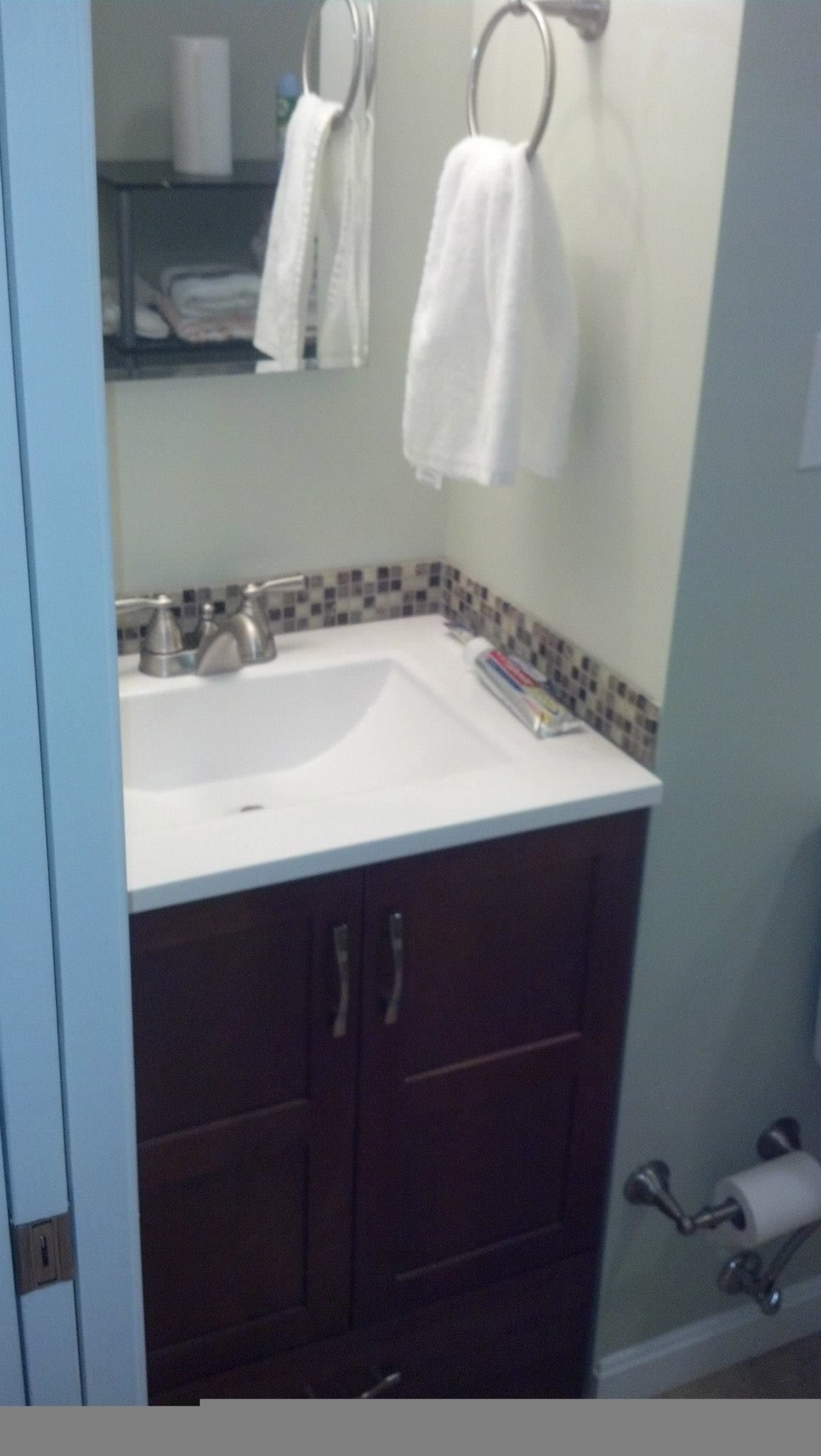 A bathroom with a sink and a mirror