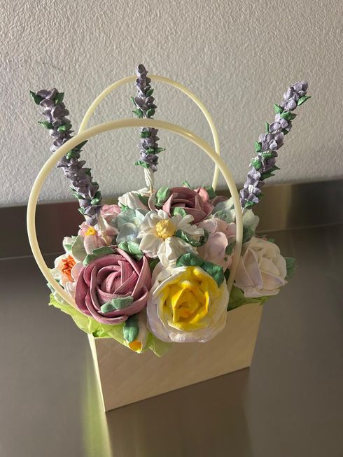 suesse essbare blumenkunst als blumenstrauss