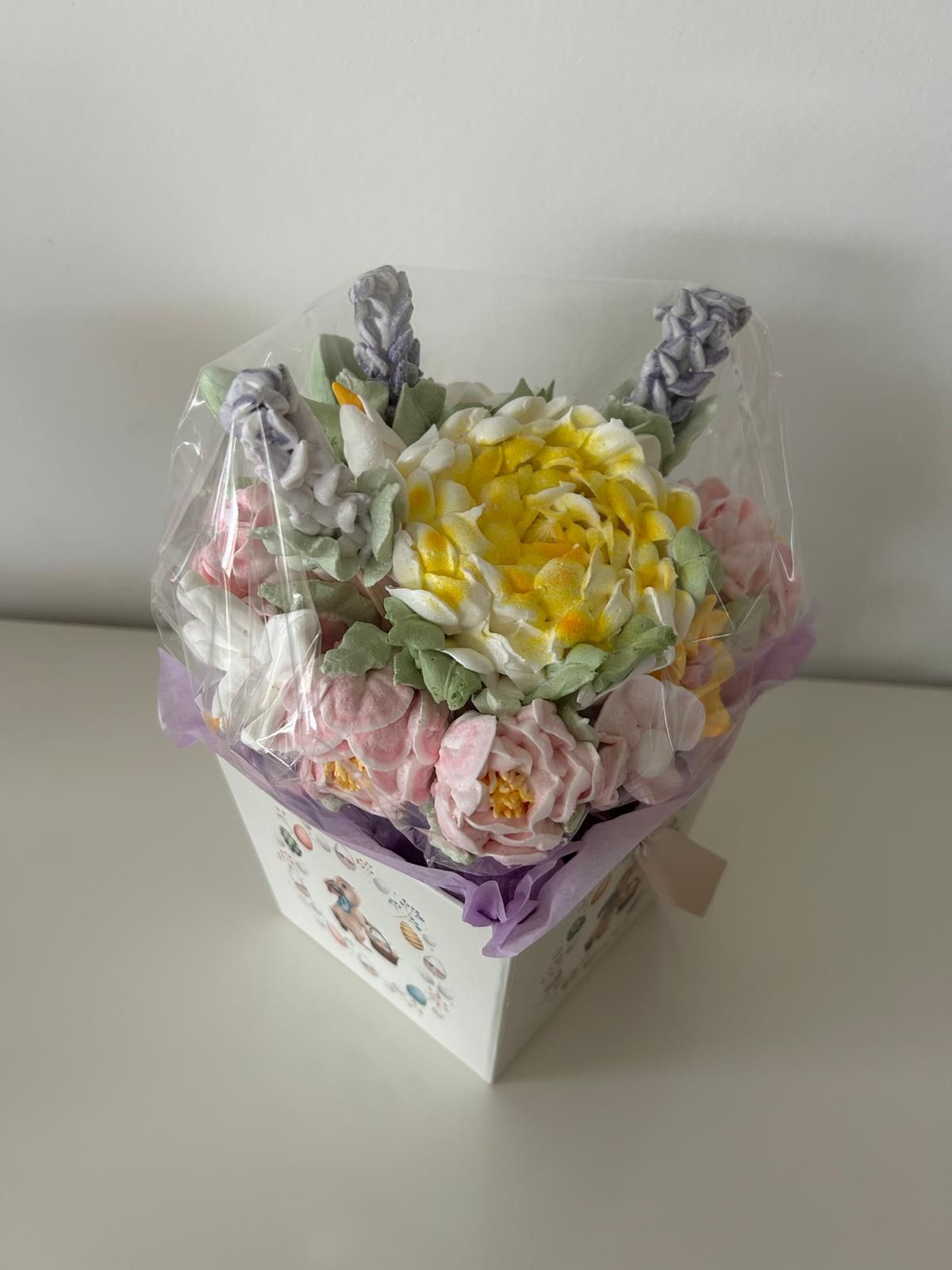 Pastellfarbener Blumenstrauß in einer weißen Geschenkbox mit gelben, rosa und violetten Blüten