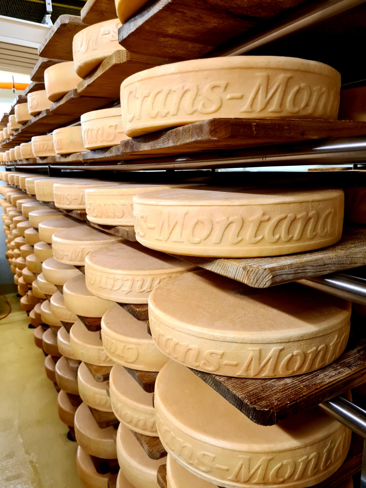 Fromage au lai cru, fromage à Raclette du Valais AOP Crans-Montana de la Ferme des Trontières à Randogne - Crans-Montana