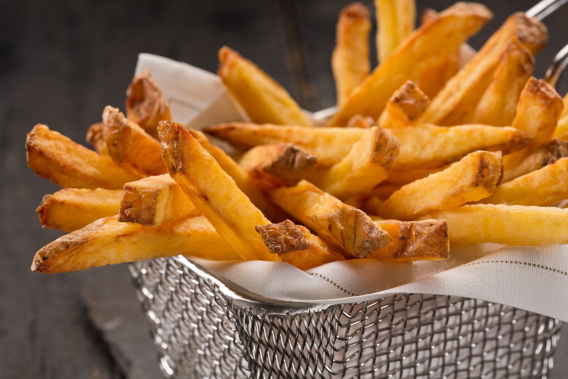 Un panier de frites avec une fourchette dedans.