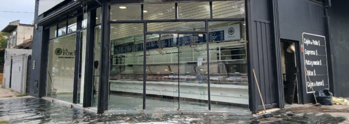 Limpieza profunda en frigorífico comercial en Merlo, Zona Oeste. Cámaras frigoríficas, mostradores, pisos y más. Cleanpaz, empresa de limpieza profesional GBA. Frente de frigorífico comercial durante limpieza profesional con hidrolavadora - Cleanpaz Merlo Zona Oeste
