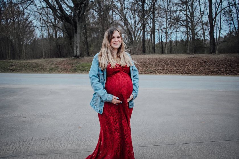 Newnan GA maternity photographer capturing glowing pregnancy and motherhood portraits outdoors