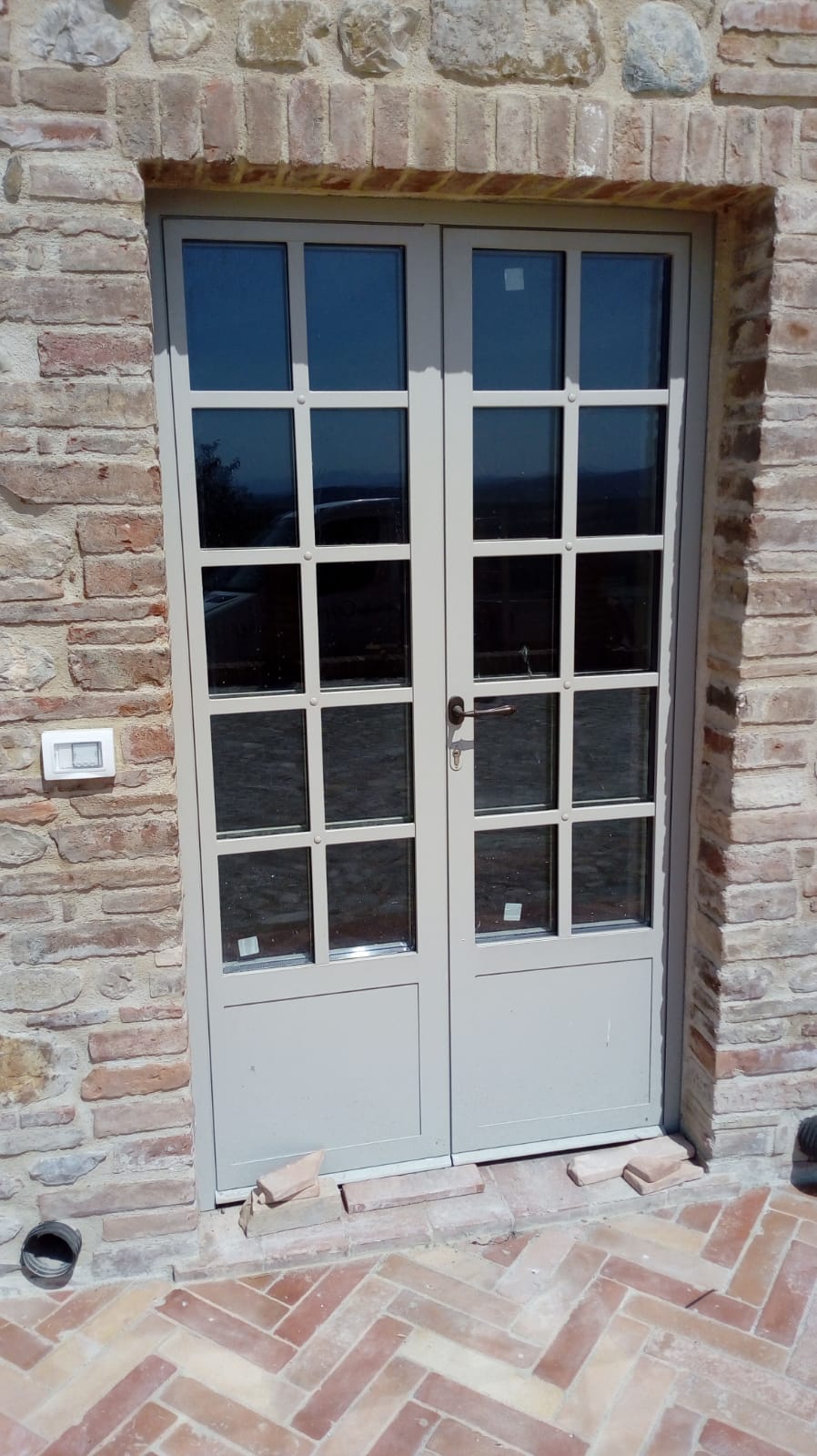 porta esterna a doppio battente