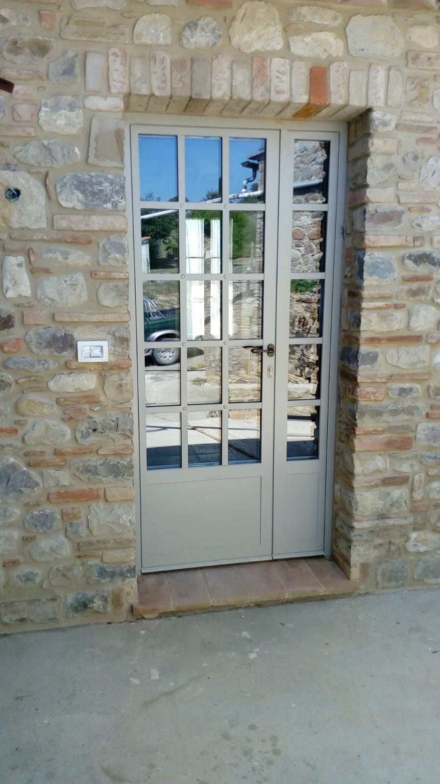 porta con cornice in vetro