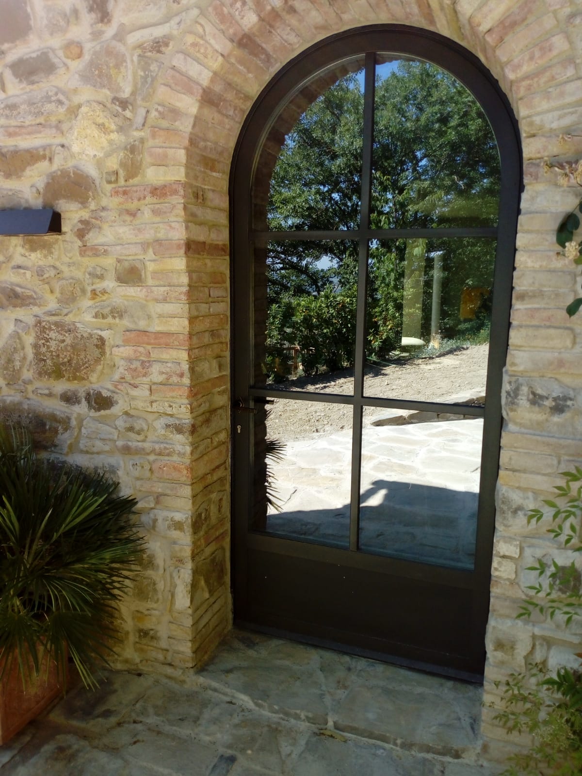 infisso con parte superiore ad arco