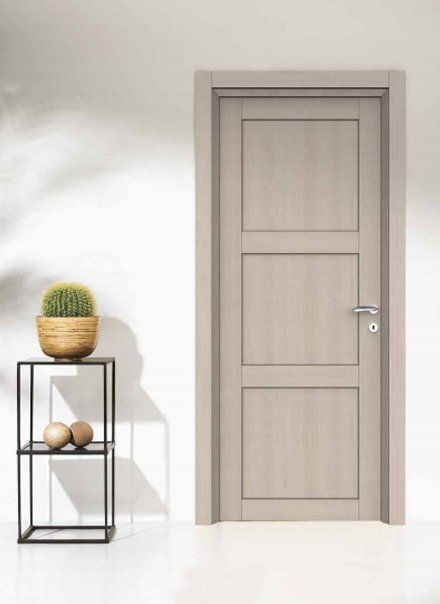 porta grigia con cornici decoro